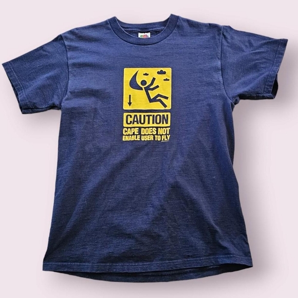 Funny 2000s "cape does not enable user to fly" t shirt - Picture 1 of 4